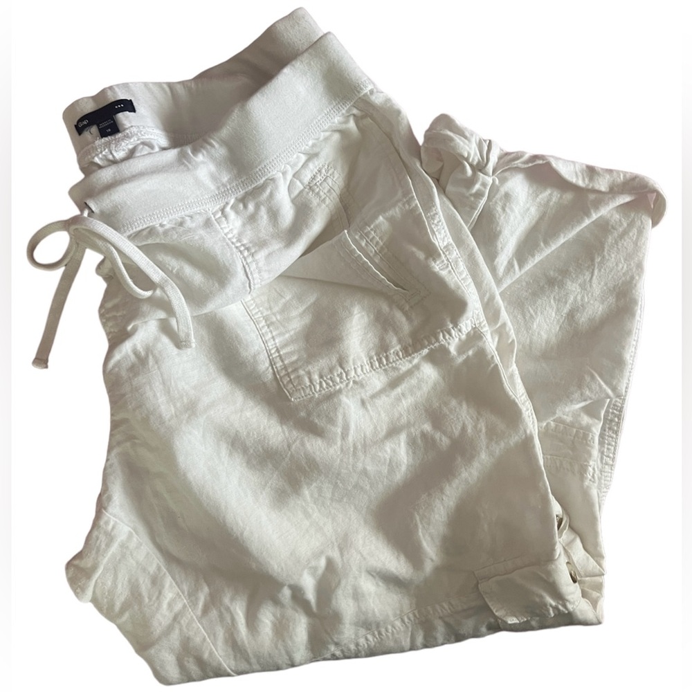 White Gap linen capris women’s size 16.  Super cute.